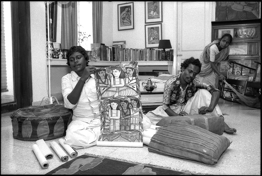 Bards singing in a Calcutta home, 1986