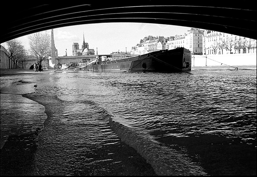 Port de la Tournelle flooded taken from under Pont de Sully, Pont de la Tournelle and Notre Dame, 2000