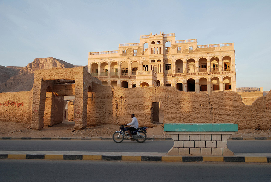 Mud brick palace, Tarim, Hadramawt, Yemen, 2007