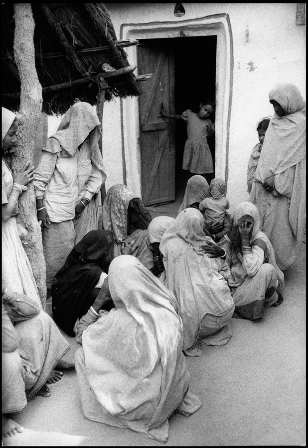 Women mourning, Bharatpur, Rajasthan, 1975