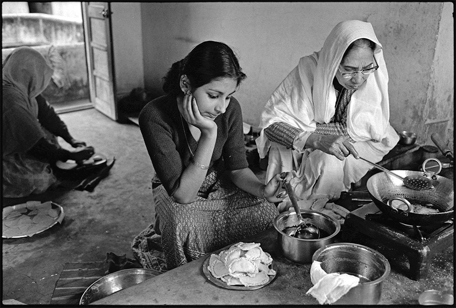 Teenager cooking with her grandmother,  Jaipur, Rajasthan, 1979