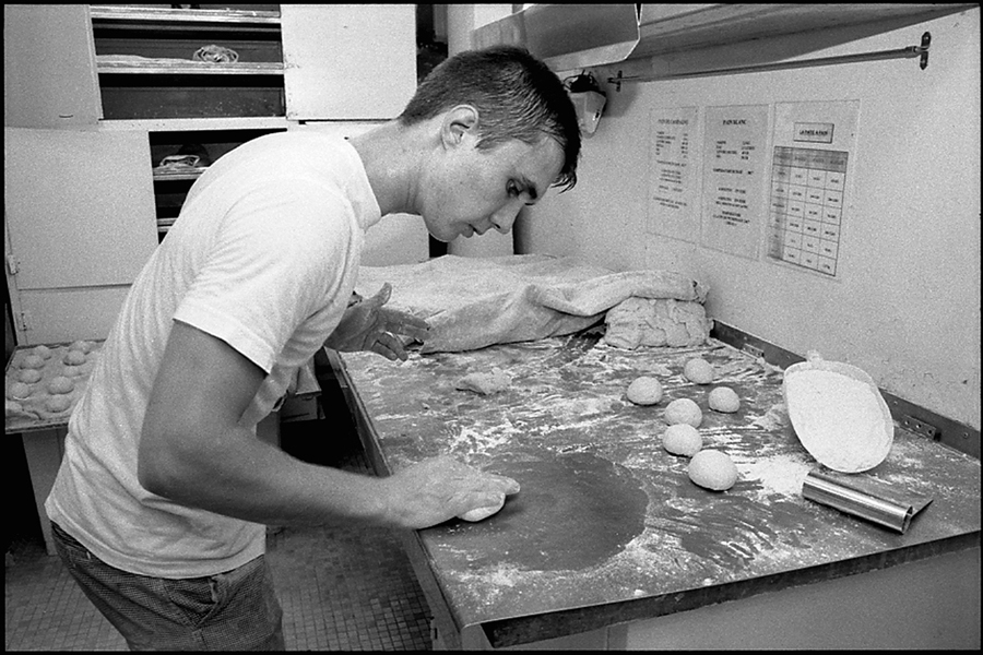 Baking bread rolls