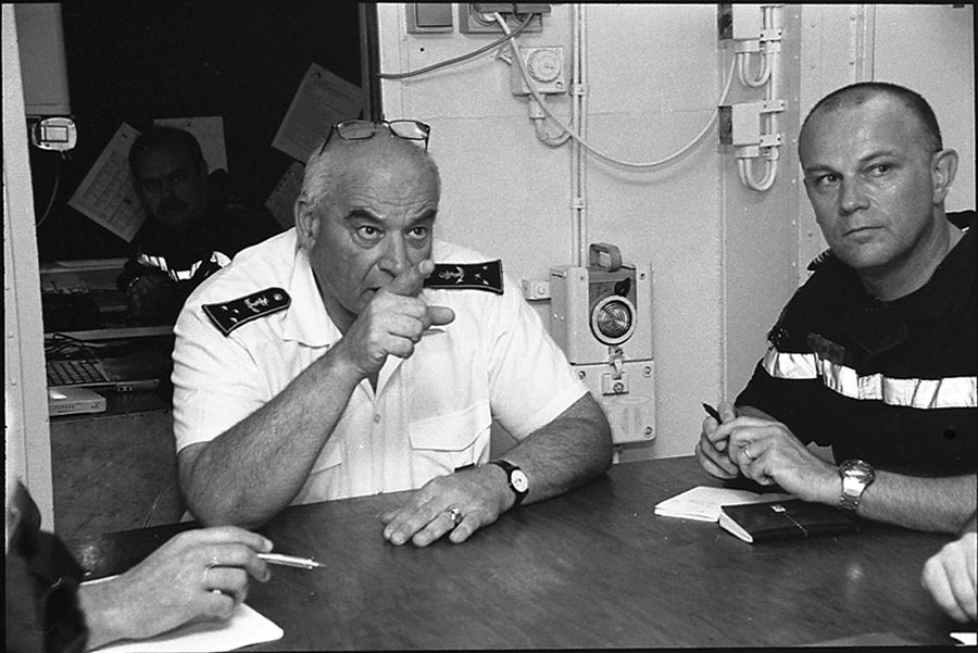 Briefing of Admiral Jacques Mazars, commander of Task Force 150