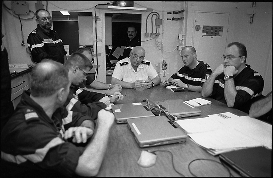 Briefing of Admiral Jacques Mazars, commander of TF 150