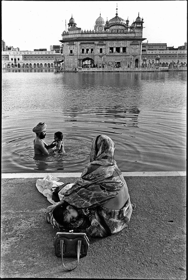 Pilgrims at Golden Temple, Amritsar, Punjab, 1979