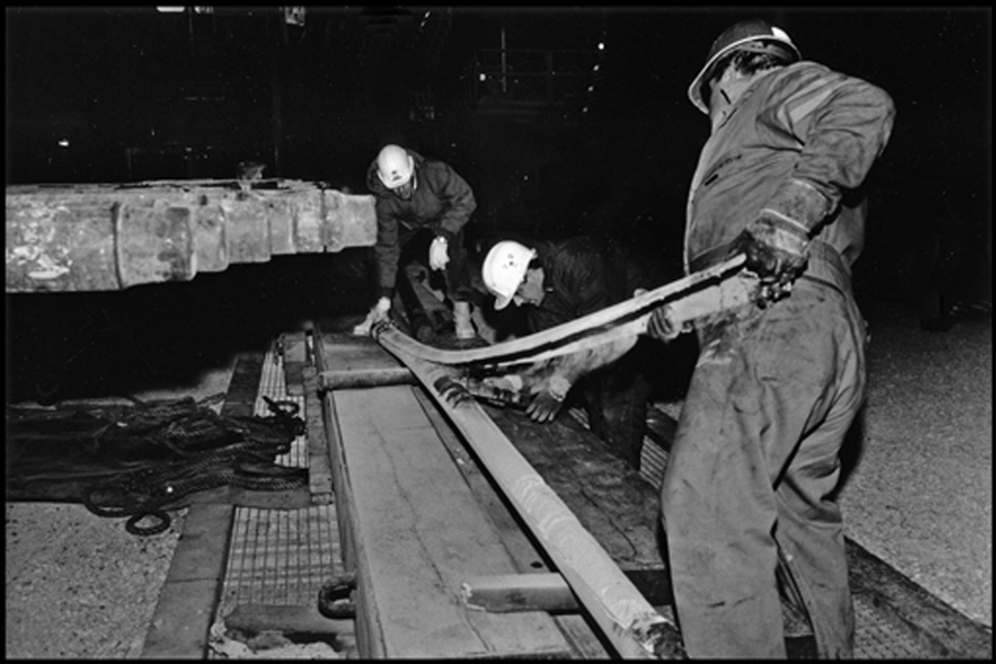 Cutting open a core pipe to retrieve a core from the Cenomanian period (90 million years).